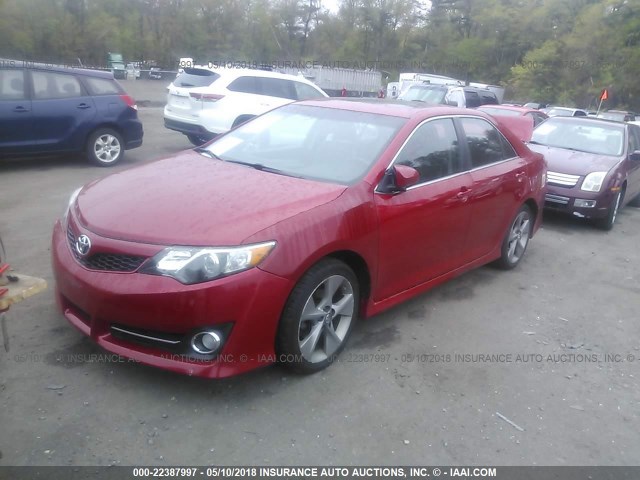 4T1BK1FKXDU533677 - 2013 TOYOTA CAMRY SE/XLE RED photo 2