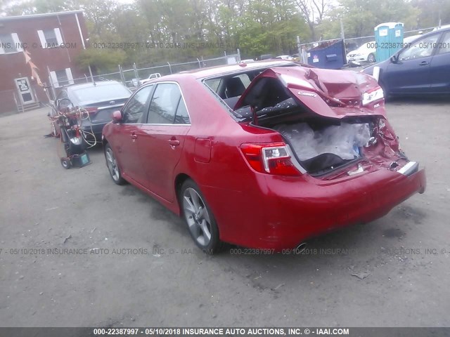 4T1BK1FKXDU533677 - 2013 TOYOTA CAMRY SE/XLE RED photo 3