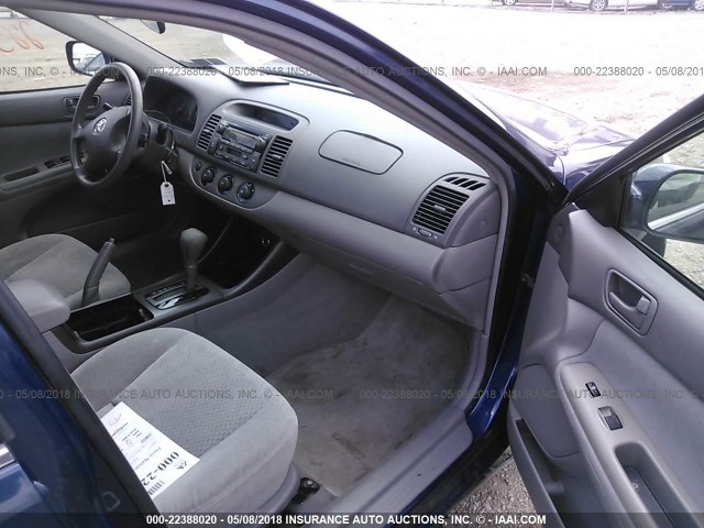4T1BE32K42U565241 - 2002 TOYOTA CAMRY LE/XLE/SE Mavi foto 5