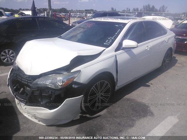 4T1BF1FK0GU144670 - 2016 TOYOTA CAMRY LE/XLE/SE/XSE WHITE photo 2