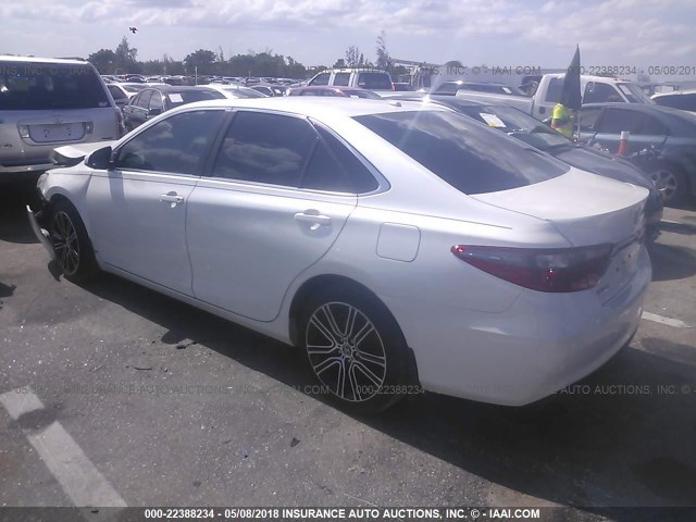 4T1BF1FK0GU144670 - 2016 TOYOTA CAMRY LE/XLE/SE/XSE WHITE photo 3