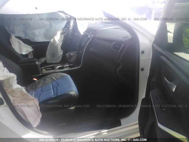 4T1BF1FK0GU144670 - 2016 TOYOTA CAMRY LE/XLE/SE/XSE WHITE photo 5