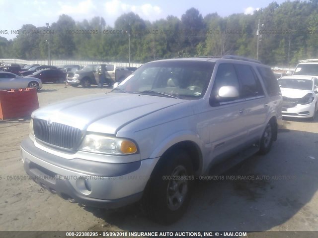 5LMPU28L6WLJ48697 - 1998 LINCOLN NAVIGATOR 银色 照片 2