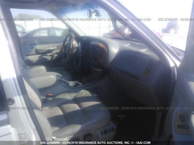 5LMPU28L6WLJ48697 - 1998 LINCOLN NAVIGATOR 银色 照片 5