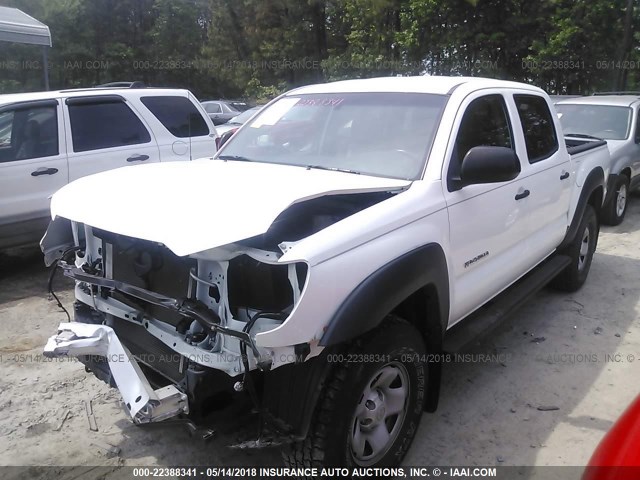 5TFJX4GN8DX018672 - 2013 TOYOTA TACOMA DOUBLE CAB WHITE photo 2