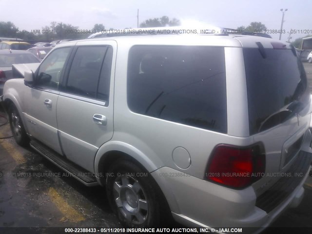 5LMFU28515LJ15604 - 2005 LINCOLN NAVIGATOR WHITE photo 3