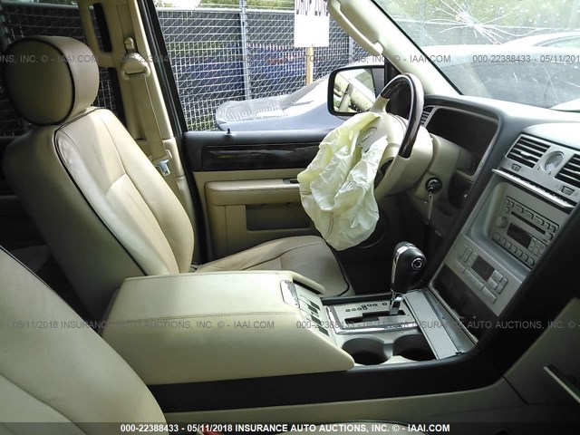 5LMFU28515LJ15604 - 2005 LINCOLN NAVIGATOR WHITE photo 5