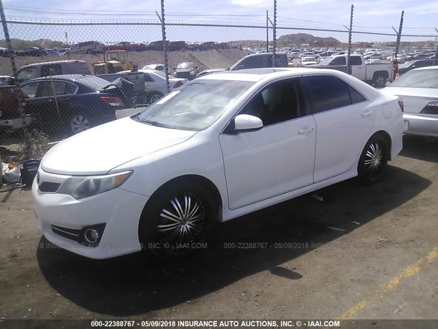 4T1BF1FK6CU532755 - 2012 TOYOTA CAMRY SE/LE/XLE WHITE photo 2