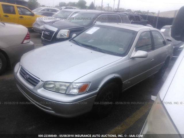 4T1BF22K6YU095732 - 2000 TOYOTA CAMRY LE/XLE Silber Foto 2