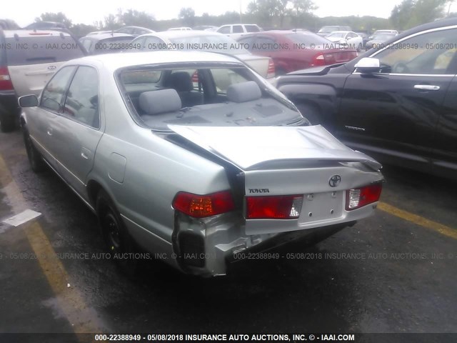 4T1BF22K6YU095732 - 2000 TOYOTA CAMRY LE/XLE Silber Foto 3