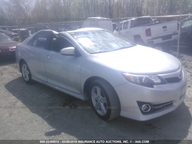 4T1BF1FK3EU420076 - 2014 TOYOTA CAMRY L/SE/LE/XLE 银色 照片 1