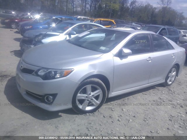 4T1BF1FK3EU420076 - 2014 TOYOTA CAMRY L/SE/LE/XLE 银色 照片 2