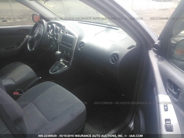 2T1KR32E05C370208 - 2005 TOYOTA COROLLA MATRIX XR GRAY photo 5