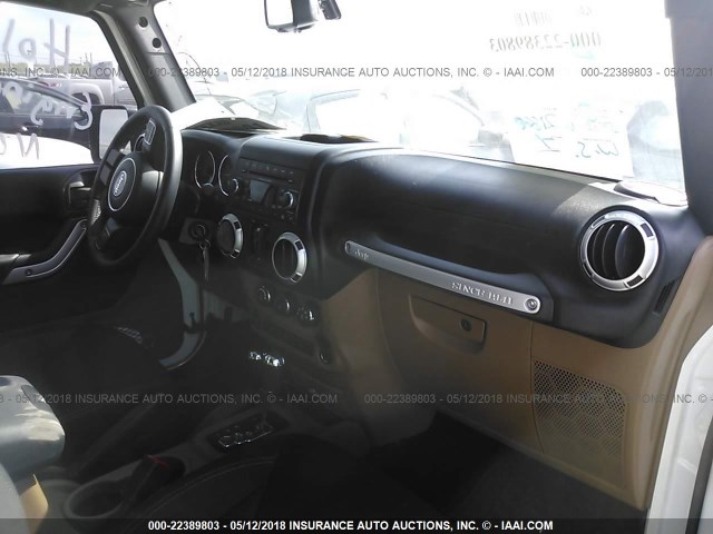 1C4BJWEG9GL182496 - 2016 JEEP WRANGLER UNLIMITE SAHARA WHITE photo 5