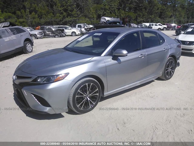 JTNB11HK3J3034205 - 2018 TOYOTA CAMRY L/LE/XLE/SE/XSE SILVER photo 2