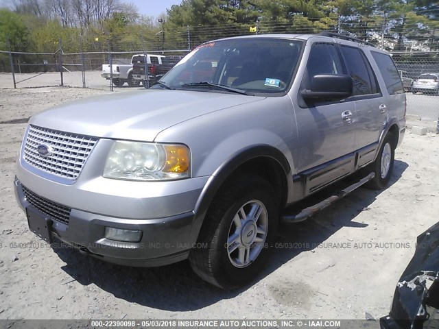 1FMFU16585LA40500 - 2005 FORD EXPEDITION XLT ვერცხლისფერი ფოტო 2