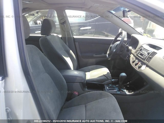 4T1BE32KX4U367346 - 2004 TOYOTA CAMRY LE/XLE/SE WHITE photo 5