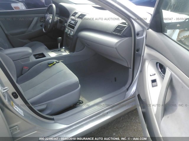 4T4BE46K88R017872 - 2008 TOYOTA CAMRY CE/LE/XLE/SE SILVER photo 5