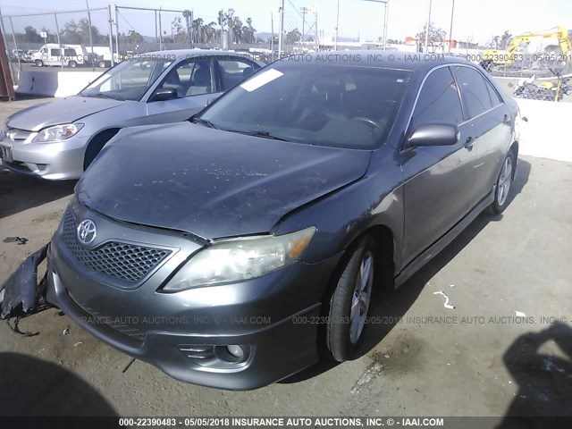 4T1BF3EK1AU102383 - 2010 TOYOTA CAMRY SE/LE/XLE 灰色 照片 2