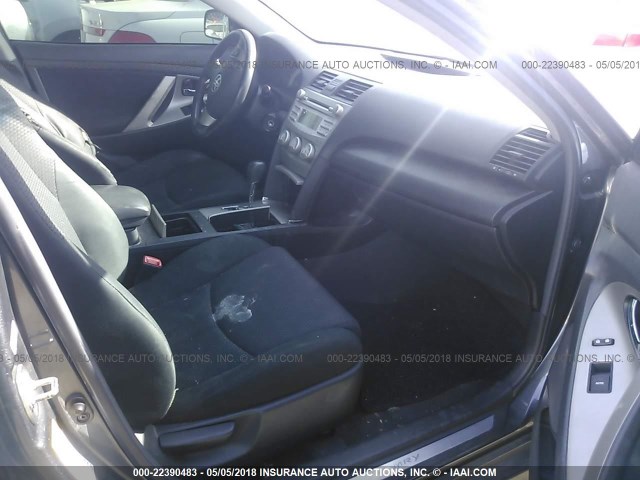4T1BF3EK1AU102383 - 2010 TOYOTA CAMRY SE/LE/XLE 灰色 照片 5