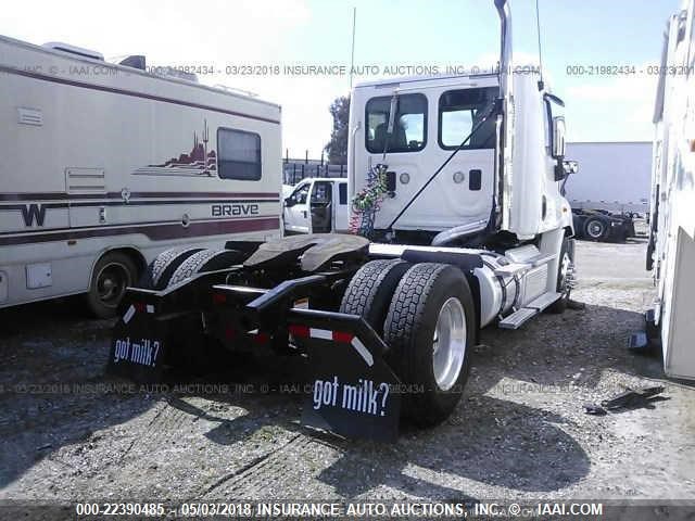 1FUBGADV4DSFA7825 - 2013 FREIGHTLINER CASCADIA 113  WHITE photo 4