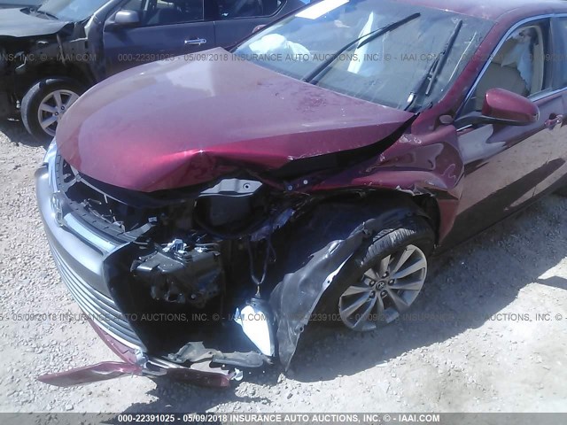 4T1BF1FK3HU758937 - 2017 TOYOTA CAMRY LE/XLE/SE/XSE RED photo 6