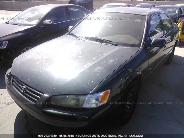 4T1BG22KXXU882324 - 1999 TOYOTA CAMRY CE/LE/XLE GREEN photo 2