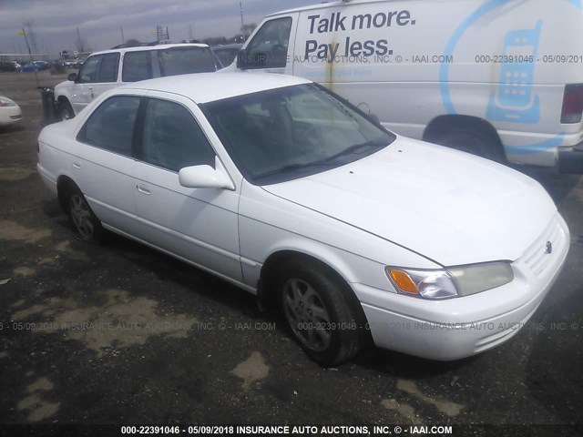 JT2BF22K2X0196589 - 1999 TOYOTA CAMRY LE/XLE თეთრი ფოტო 1