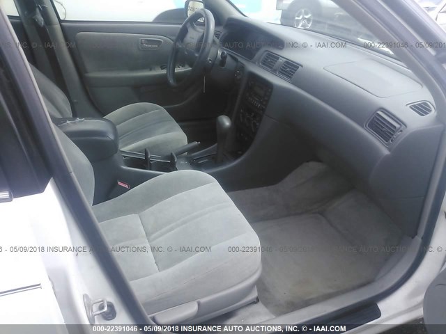 JT2BF22K2X0196589 - 1999 TOYOTA CAMRY LE/XLE თეთრი ფოტო 5