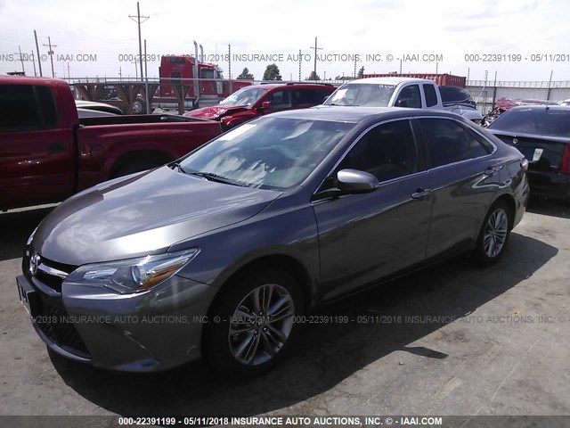 4T1BF1FK4HU314188 - 2017 TOYOTA CAMRY LE/XLE/SE/XSE GRAY photo 2