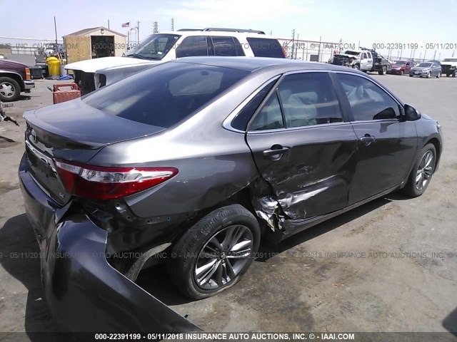 4T1BF1FK4HU314188 - 2017 TOYOTA CAMRY LE/XLE/SE/XSE GRAY photo 4