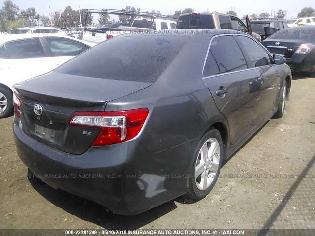 4T1BF1FK1EU341375 - 2014 TOYOTA CAMRY L/SE/LE/XLE ნაცრისფერი ფოტო 4