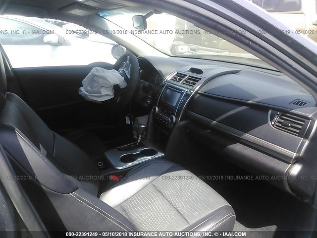 4T1BF1FK1EU341375 - 2014 TOYOTA CAMRY L/SE/LE/XLE ნაცრისფერი ფოტო 5