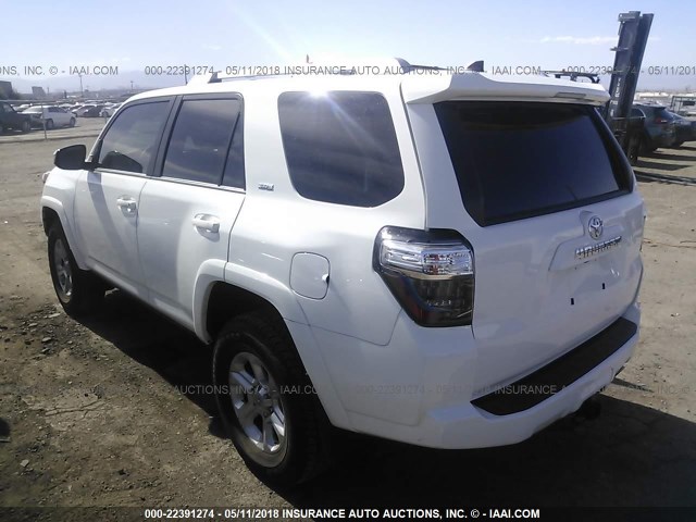 JTEBU5JR8H5448133 - 2017 TOYOTA 4RUNNER SR5 PREM/LTDL/TRAIL/TRD WHITE photo 3