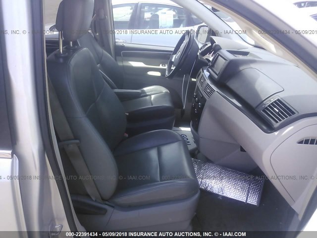 2V4RW3D15AR294373 - 2010 VOLKSWAGEN ROUTAN SE SILVER photo 5