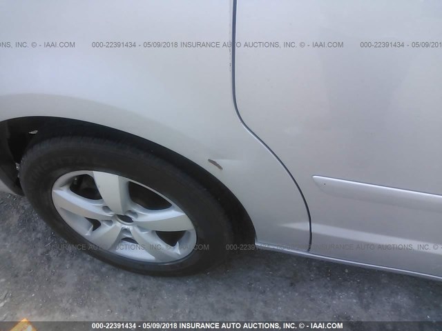 2V4RW3D15AR294373 - 2010 VOLKSWAGEN ROUTAN SE SILVER photo 6