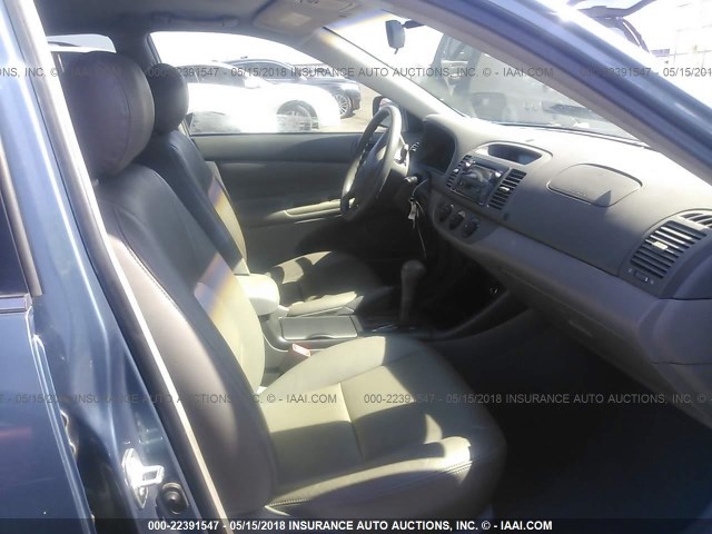 4T1BE32K92U600629 - 2002 TOYOTA CAMRY LE/XLE/SE ლურჯი ფოტო 5