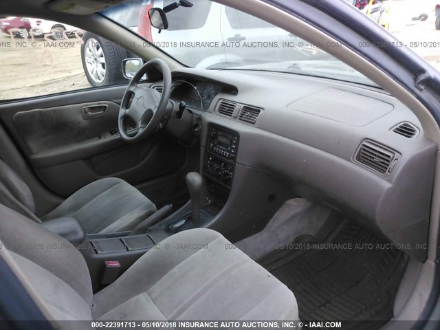 JT2BG22K3X0318969 - 1999 TOYOTA CAMRY LE/XLE ფერფლისფერი ფოტო 5