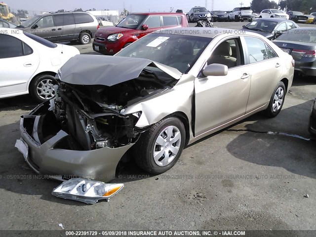 4T1BK46K17U026107 - 2007 TOYOTA CAMRY NEW GENERAT LE/XLE/SE GOLD photo 2