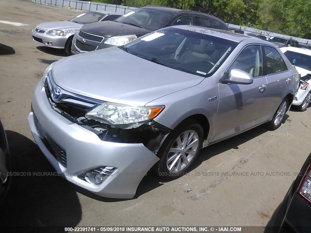 4T1BD1FK0CU013240 - 2012 TOYOTA CAMRY HYBRID/LE/XLE SILVER photo 2