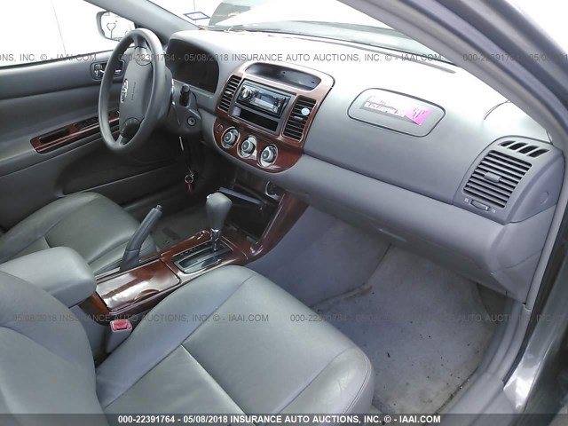 4T1BE32K75U513834 - 2005 TOYOTA CAMRY LE/XLE/SE ნაცრისფერი ფოტო 5