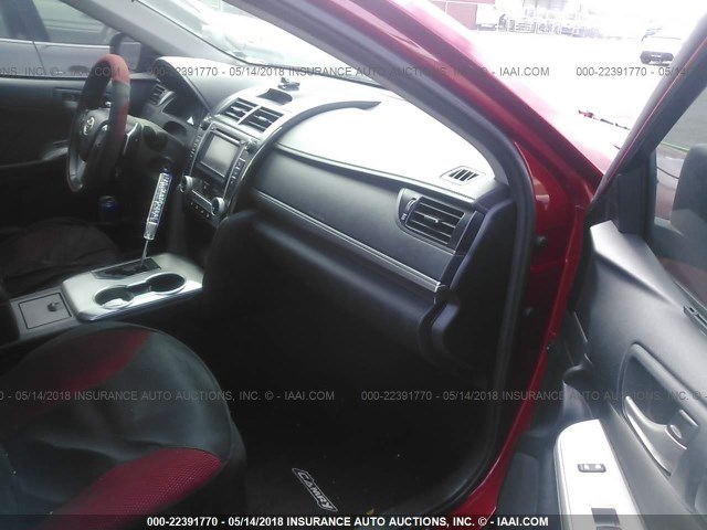 4T1BF1FK0CU560552 - 2012 TOYOTA CAMRY SE/LE/XLE RED photo 5