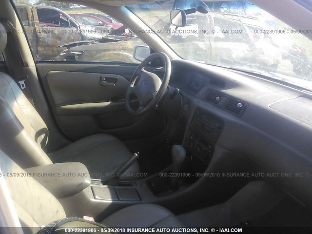 4T1BG28K7WU377458 - 1998 TOYOTA CAMRY CE/LE/XLE 白色 照片 5