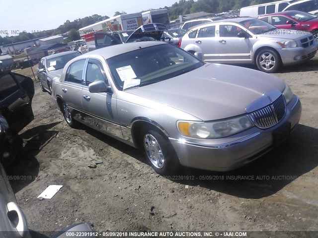 1LNHM81W9YY884702 - 2000 LINCOLN TOWN CAR EXECUTIVE GOLD photo 1