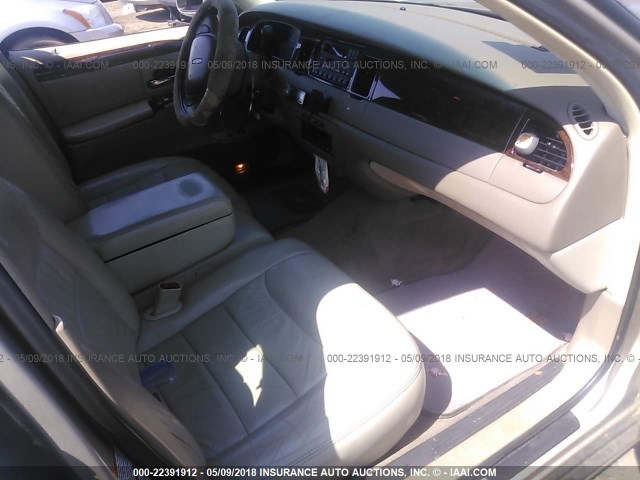 1LNHM81W9YY884702 - 2000 LINCOLN TOWN CAR EXECUTIVE GOLD photo 5