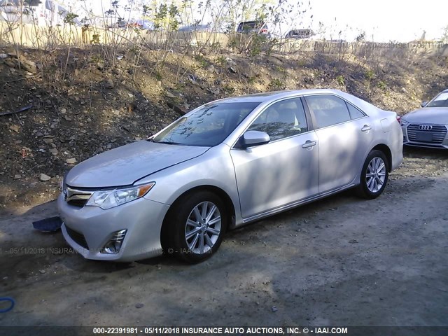 4T1BK1FK0EU026112 - 2014 TOYOTA CAMRY SE/XLE SILVER photo 2