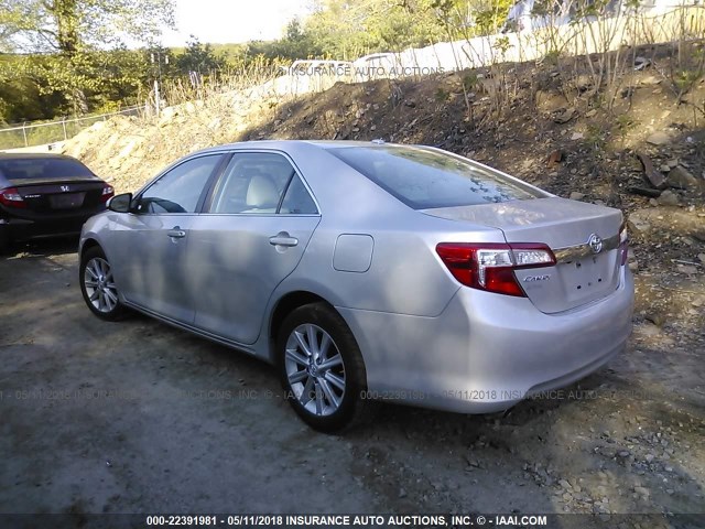 4T1BK1FK0EU026112 - 2014 TOYOTA CAMRY SE/XLE SILVER photo 3