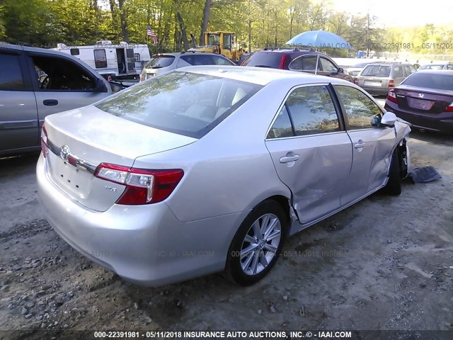 4T1BK1FK0EU026112 - 2014 TOYOTA CAMRY SE/XLE SILVER photo 4