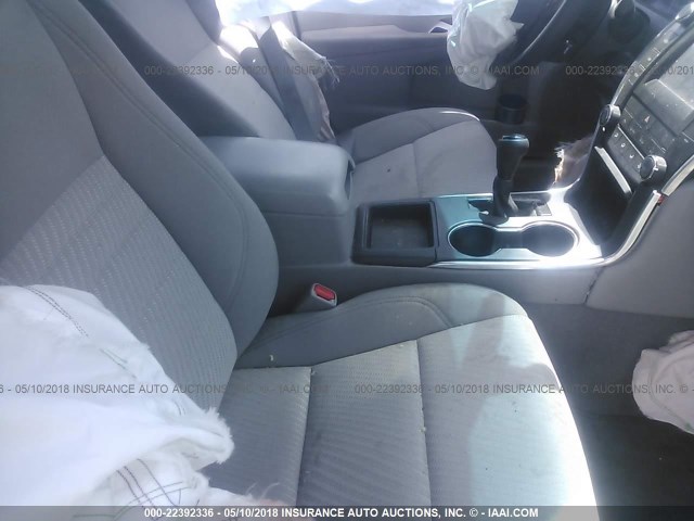 4T4BF1FK9FR508394 - 2015 TOYOTA CAMRY LE/XLE/SE/XSE 深蓝色 照片 5