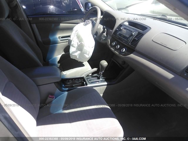 JTDBE32K153030446 - 2005 TOYOTA CAMRY LE/XLE/SE 金色 照片 5